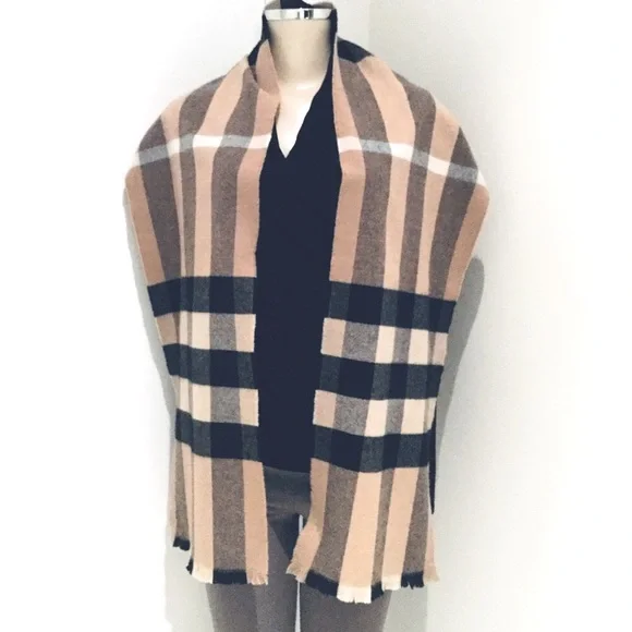 BURBERRY LASH FINGER GIANT EXPLODED CHECK SCARF. - Picture 3 of 4